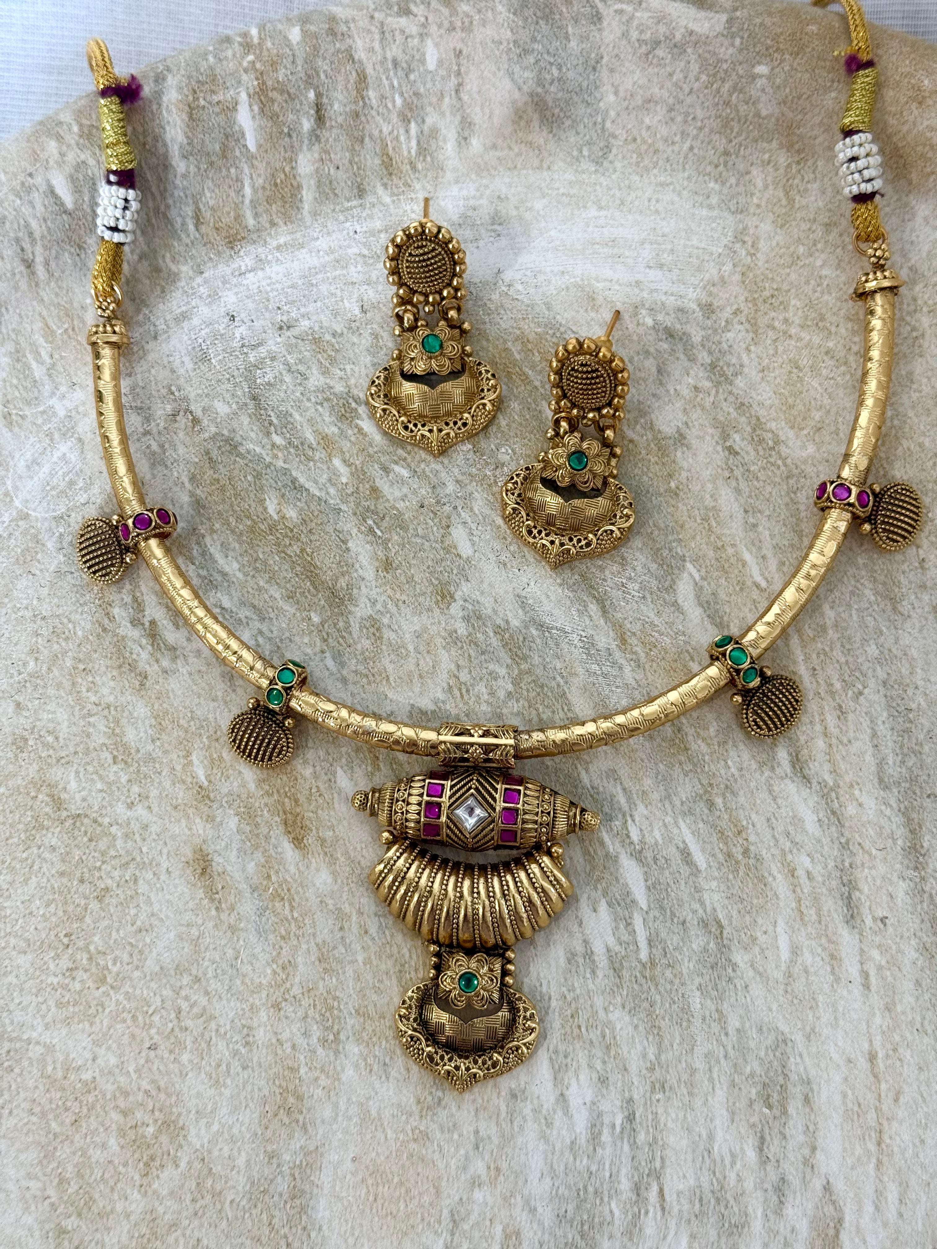 Paalavi Necklace Set | Gold