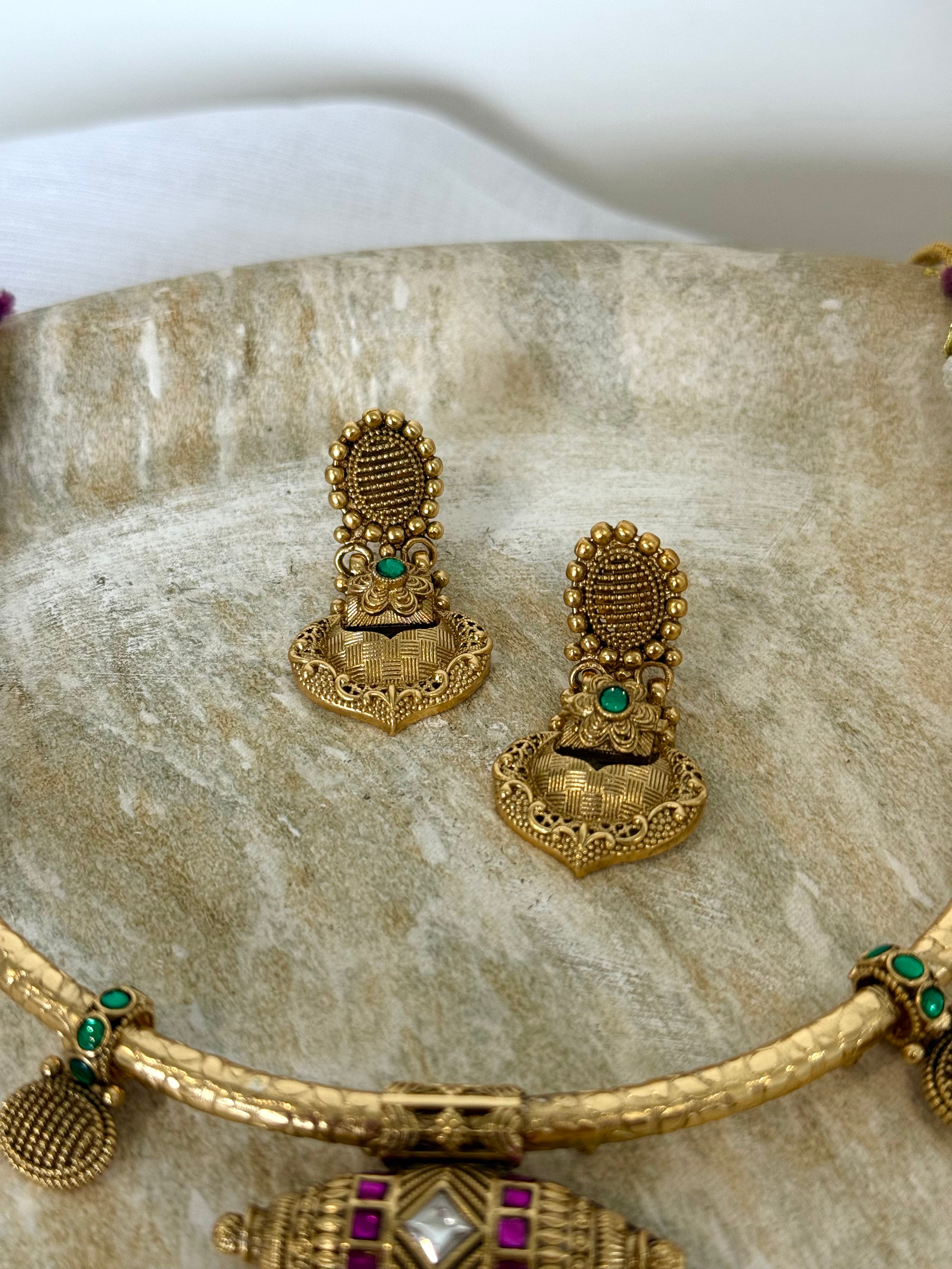 Paalavi Necklace Set | Gold