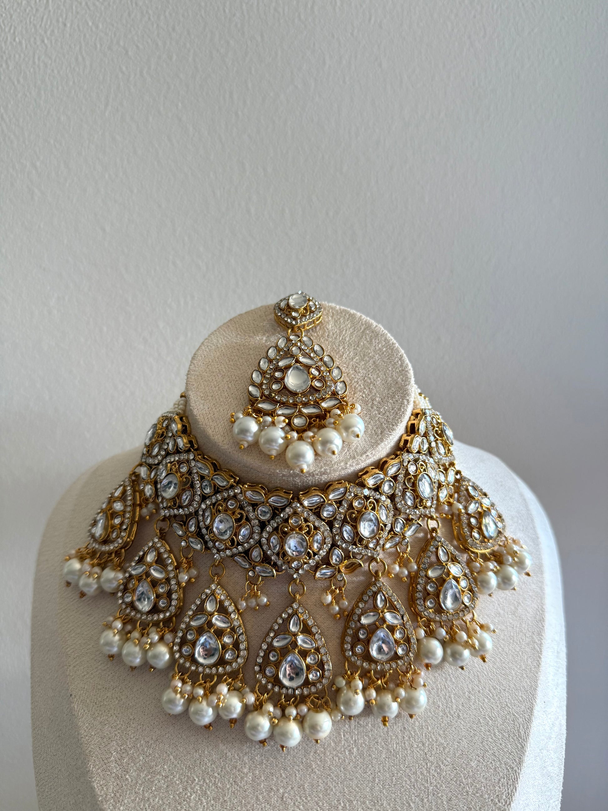 Saanvi Necklace Set White