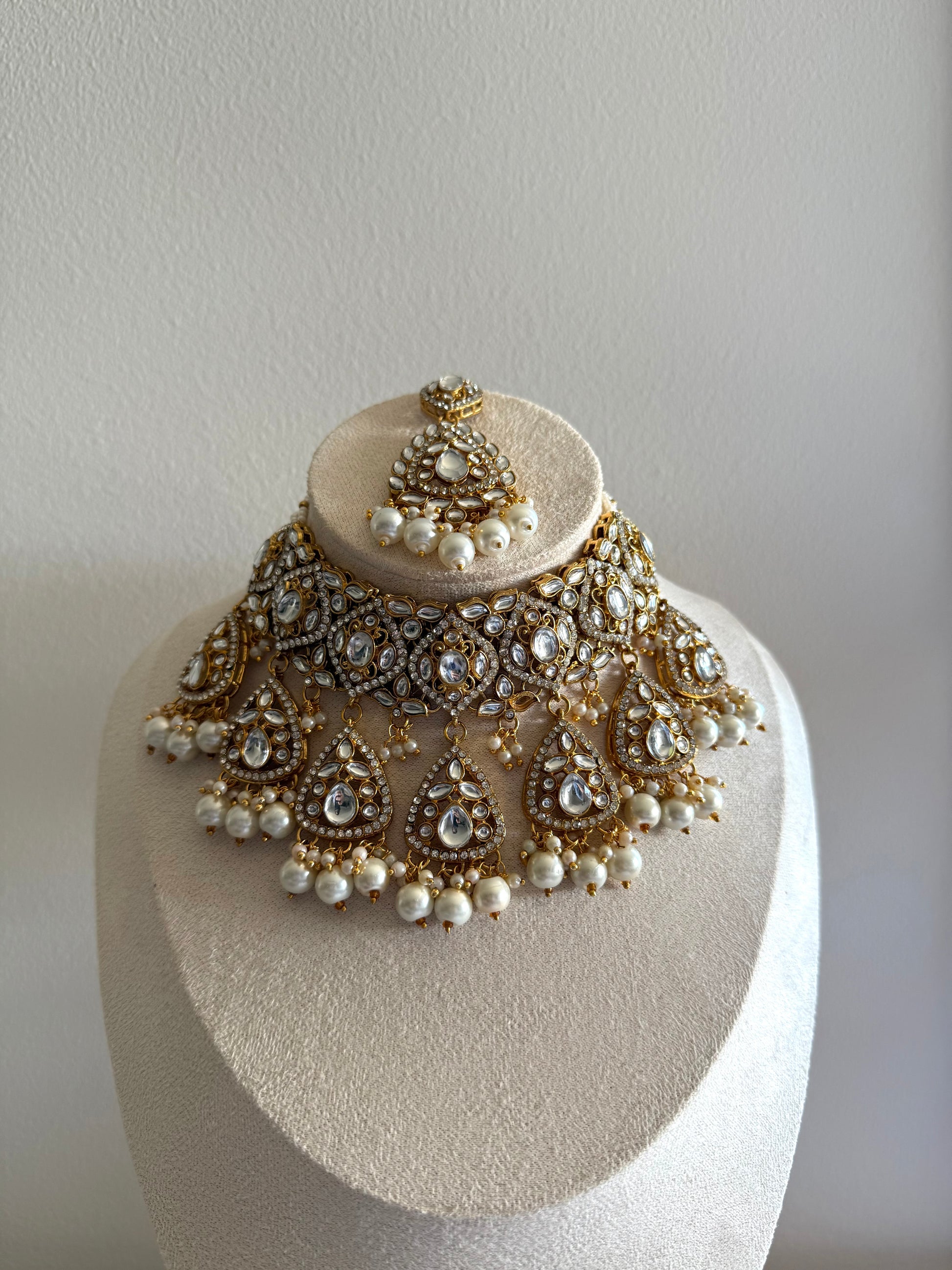 Saanvi Necklace Set White