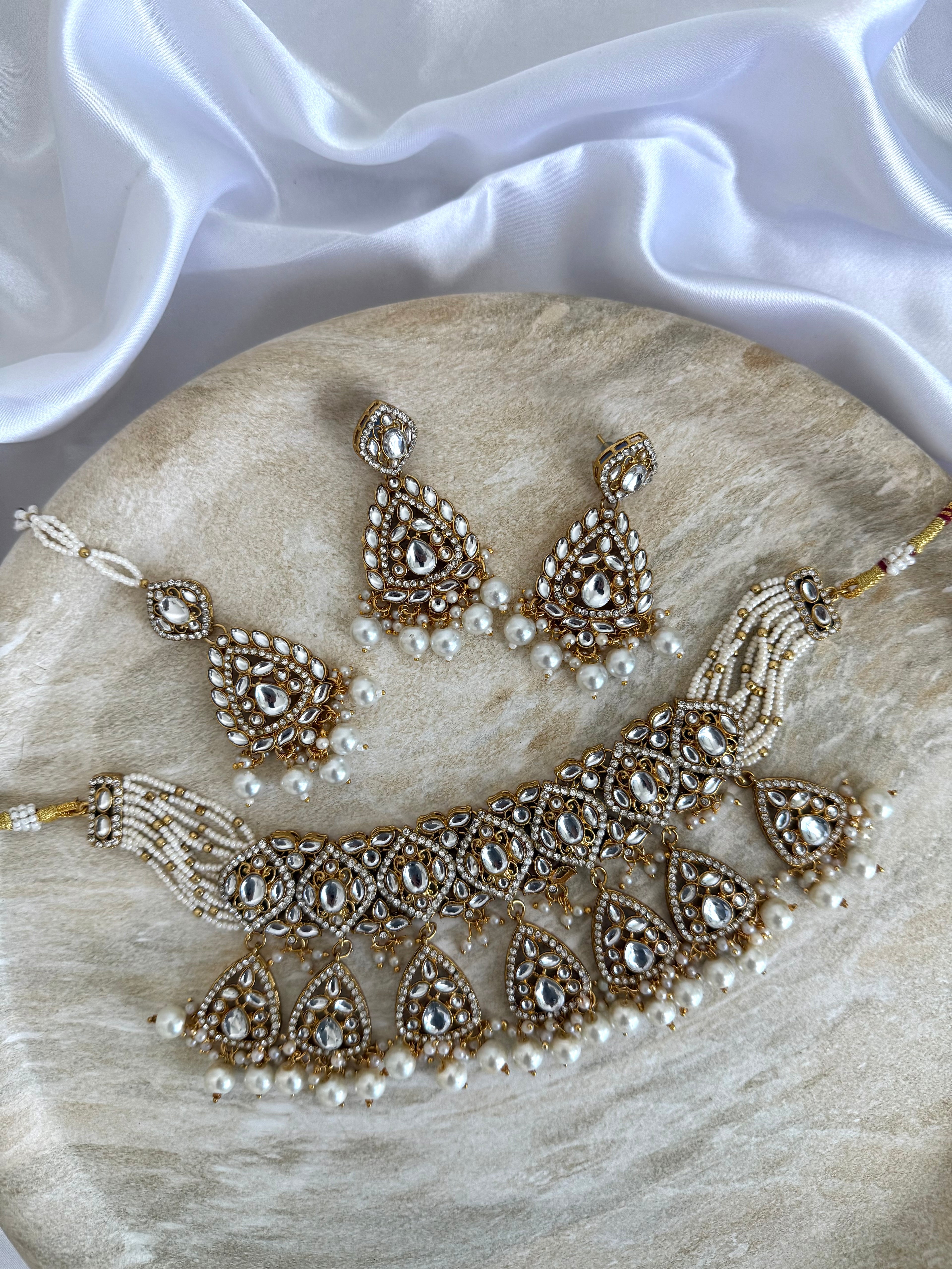 Saanvi Necklace Set White