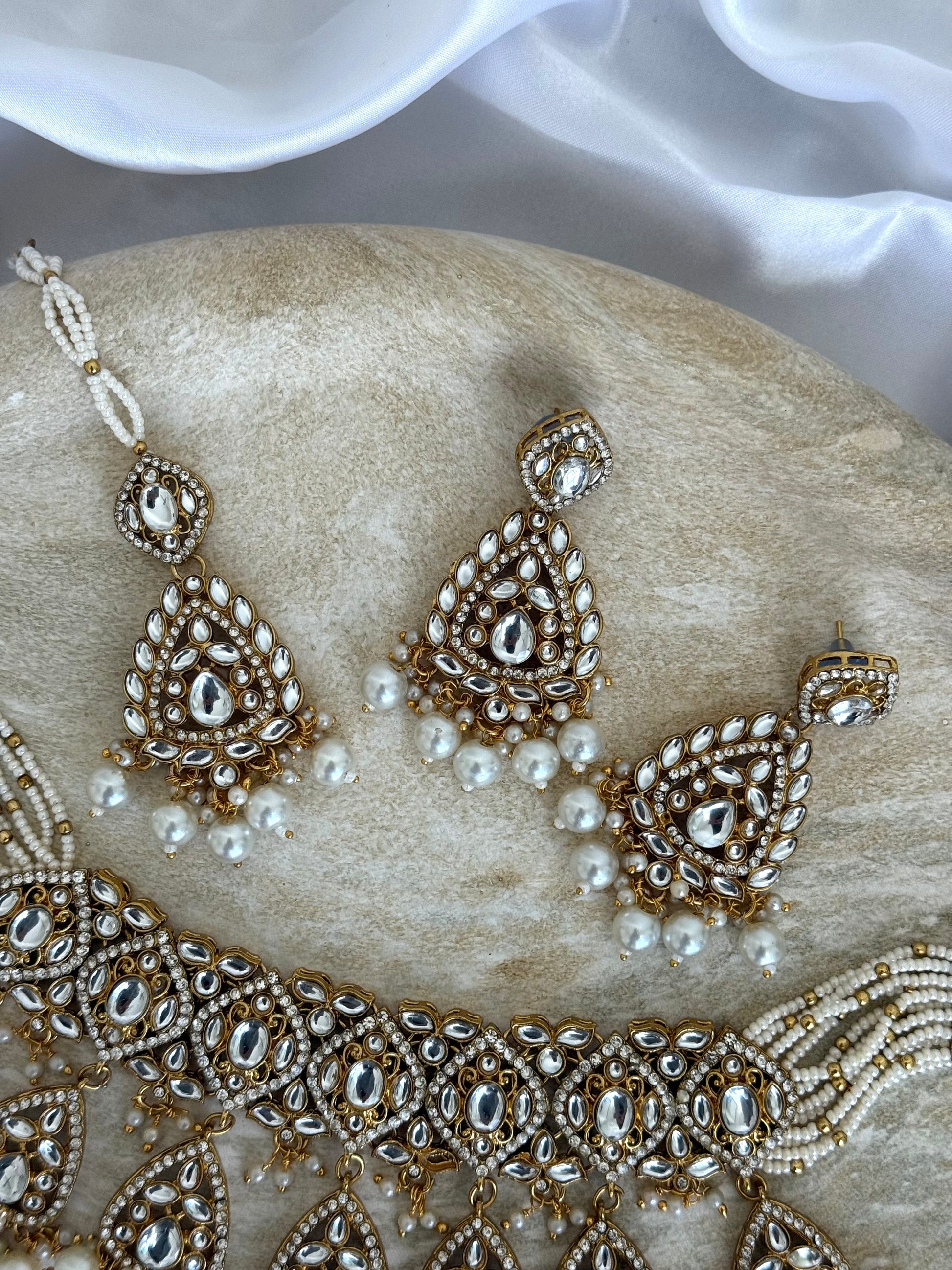 Saanvi Necklace Set White