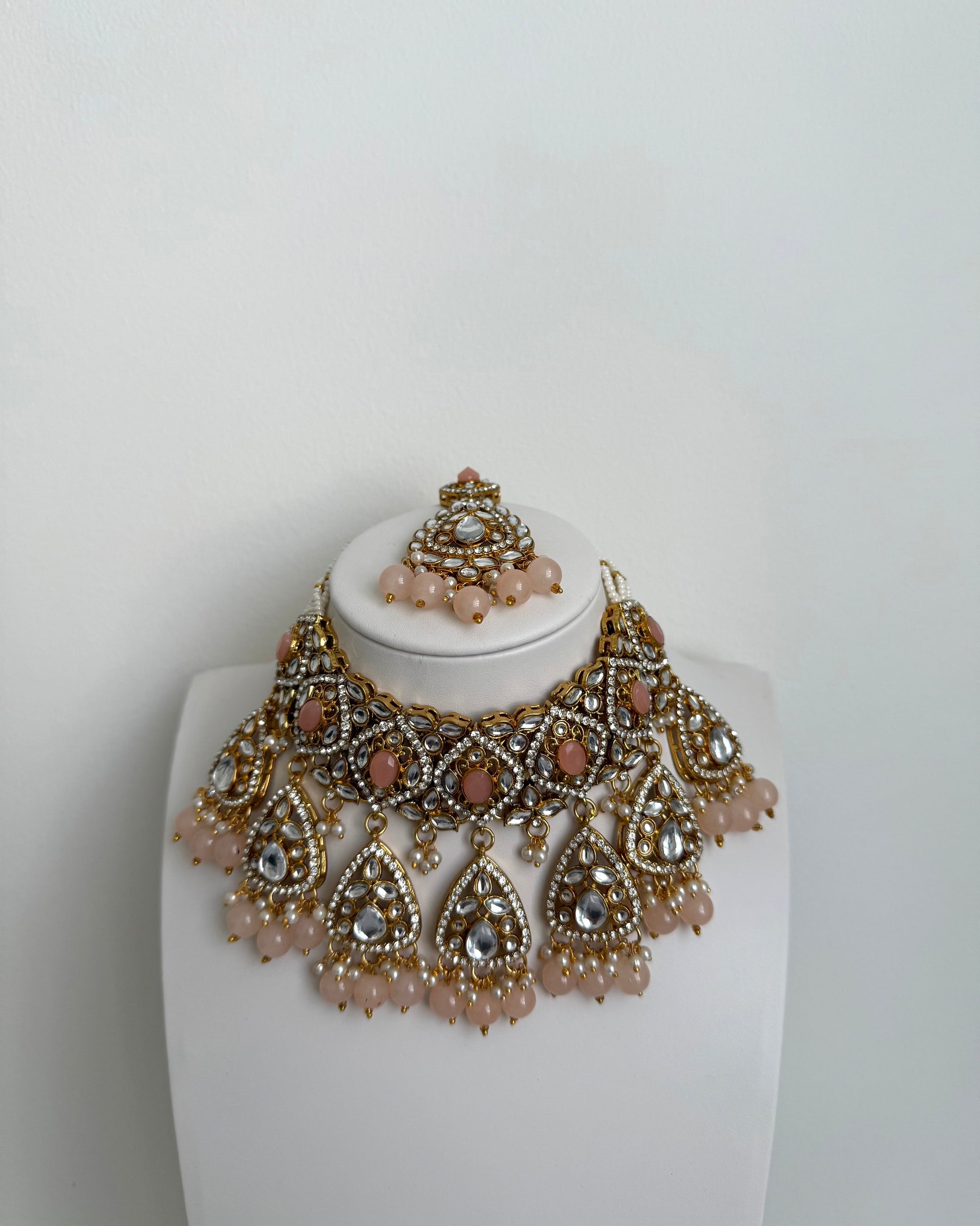 Saanvi Necklace Set Peach